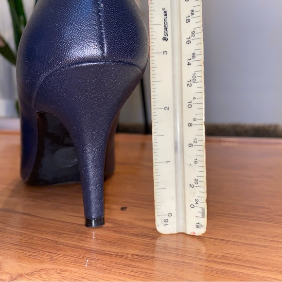 Michael Kors Navy Pointed Toe Pumps sz 6 - Picture 2 of 7